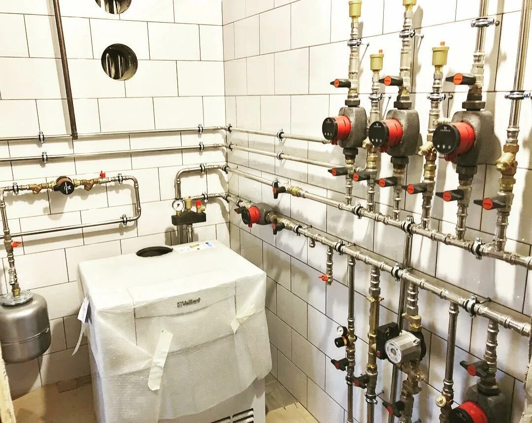 Отопление в москве. Обустройство котельной в частном доме. Отопление кольцо. Котел ная с насосная группа. Монтаж отопления в частном доме.