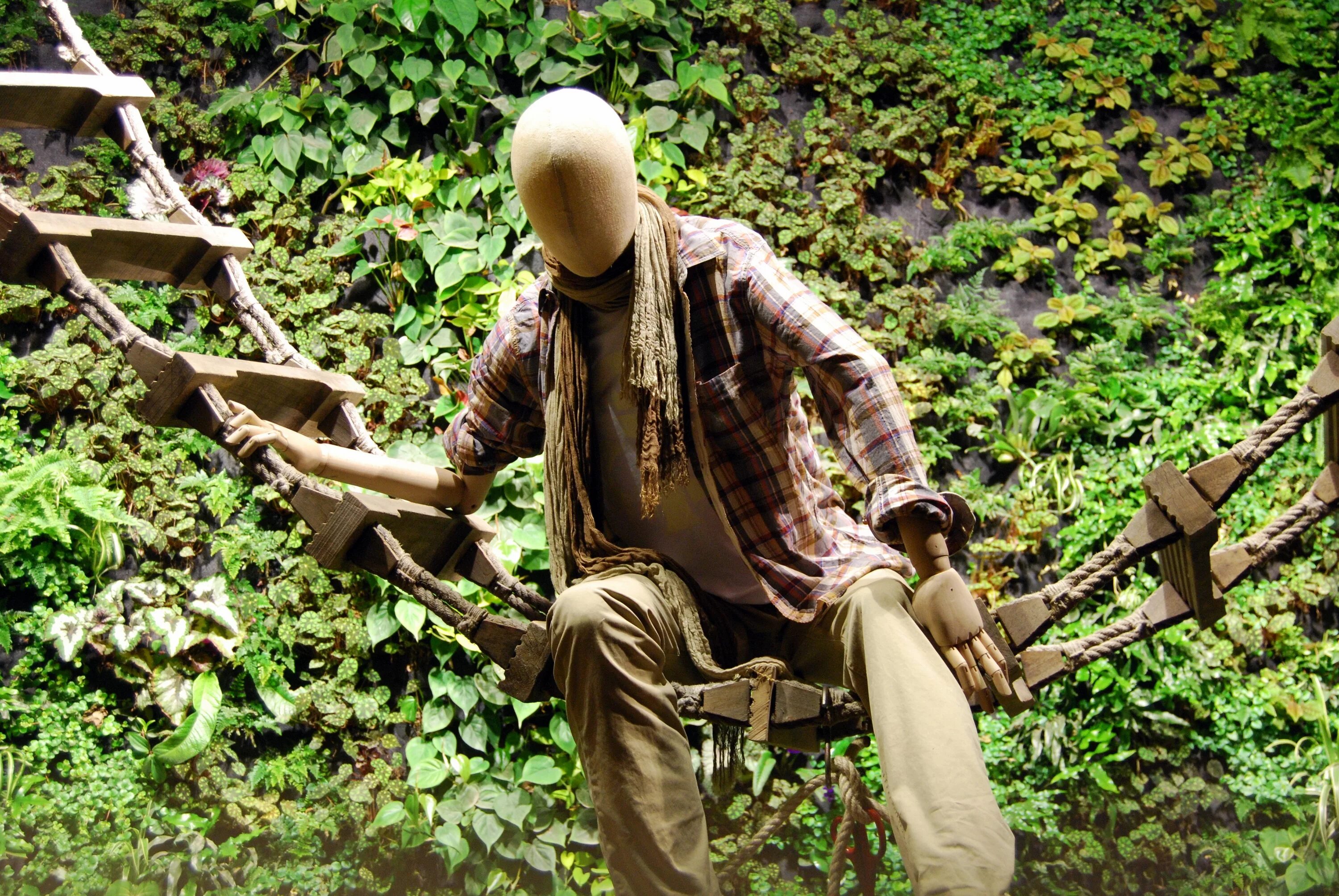 Wooden people. Человек из дерева. Человек в джунглях.