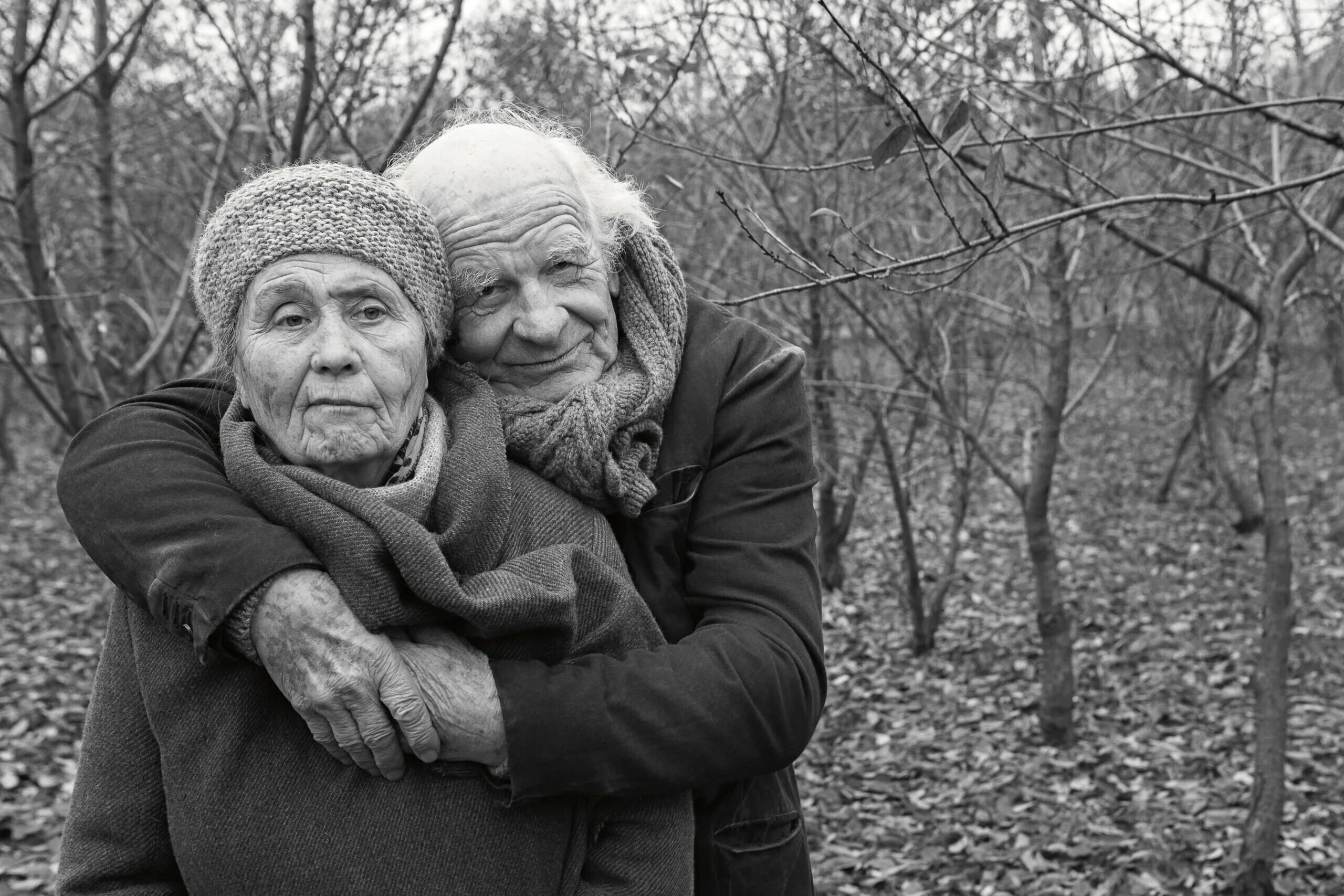 Милые старики. Бабушка и дедушка. Старенькие бабушки и дедушки. Пожилые люди.