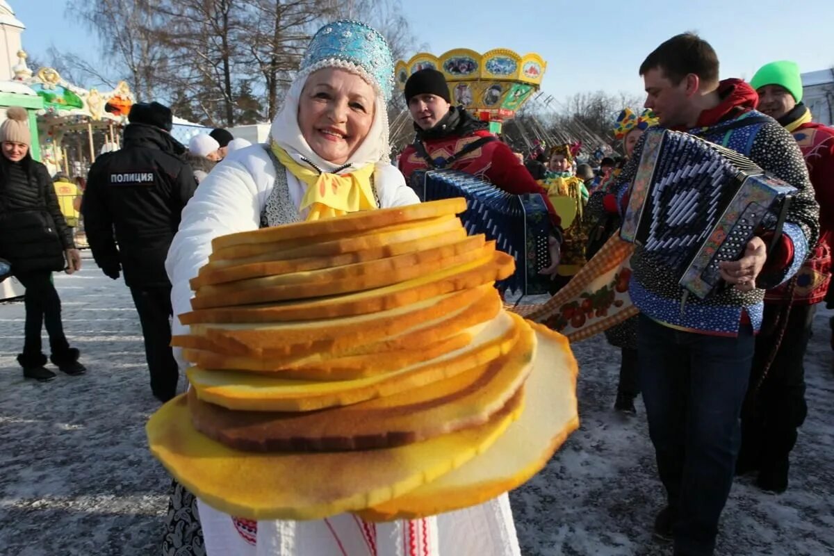 Каскадерская масленица блин. Украшение территории на Масленицу. Украшения на Масленицу для улицы. Аттракционы на Масленицу. Реквизит на Масленицу.