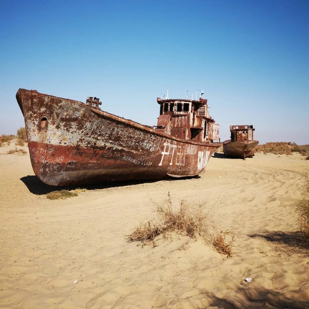 Обмелевшее аральское море. Как выглядело аральское море. Аральское море 2022. Гибель аральского моря в 1960-2007. Как выглядело аральское море.