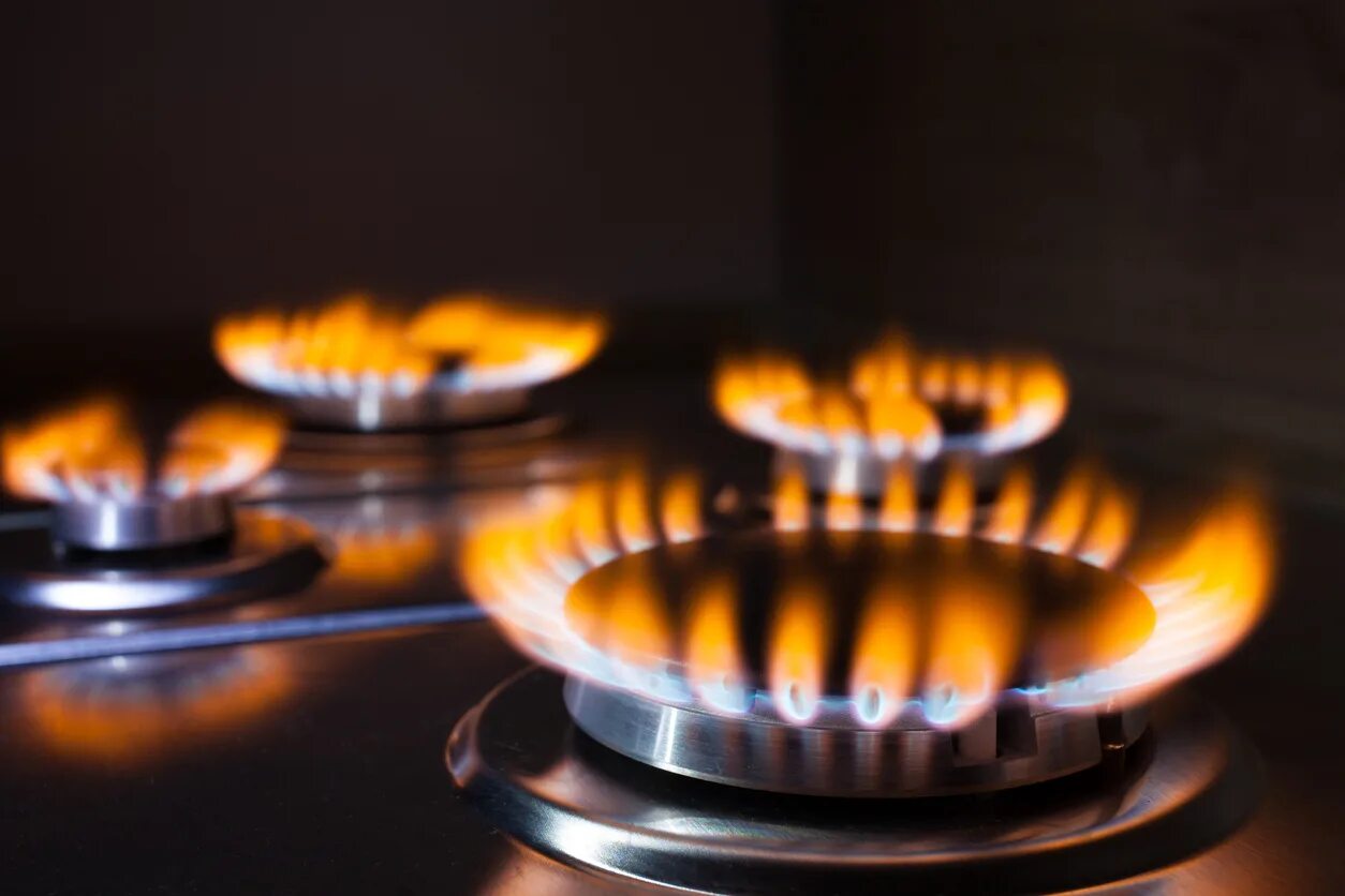 Огонь газовой плиты. Конфорка для газовой плиты. газовая плита. пламя конфорки. горящие газовые конфорки.