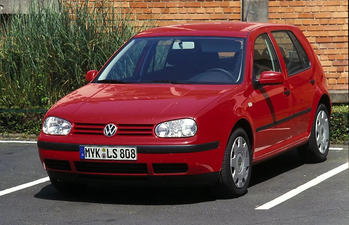 Купить гольф недорого. Фольксваген гольф 4. VW Golf 4 2000. Фольксваген Golf 2000. Фольксваген гольф 3 2000.