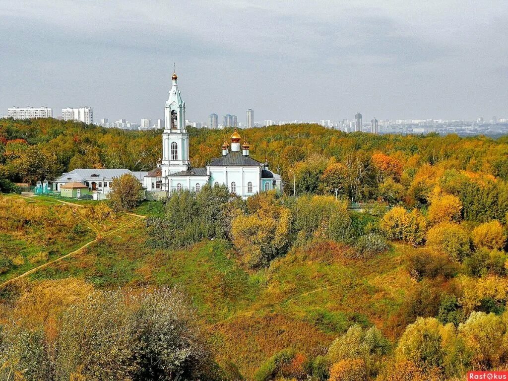 Церковь на холмах. Храм Рождества Богородицы в Крылатском. Храм Крылатские холмы. Церковь Рождества Пресвятой Богородицы Крылатское. Храм на холмах в Крылатском.