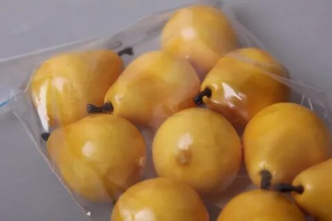 Желтеет груша