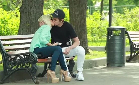 блондинка в парке за деньги. внук миллиардера гриша мамурин. деньги решают все без. гриша голдшилд. деньги решают все без.