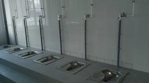 Унитаз в полу для общественных
