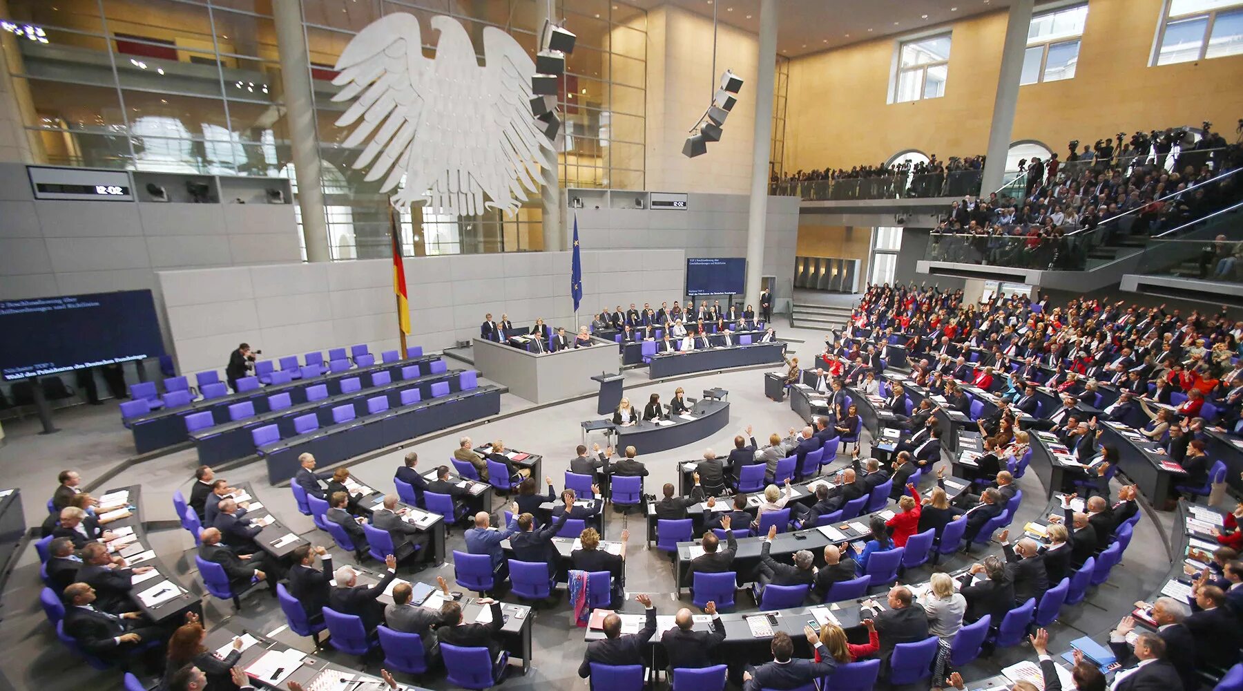 Бундестаг германии зал заседаний. Заседание бундестага германии. Бундестаг депутаты германии. Федеральный парламент фрг. Бундестаг парламент германии внутри.