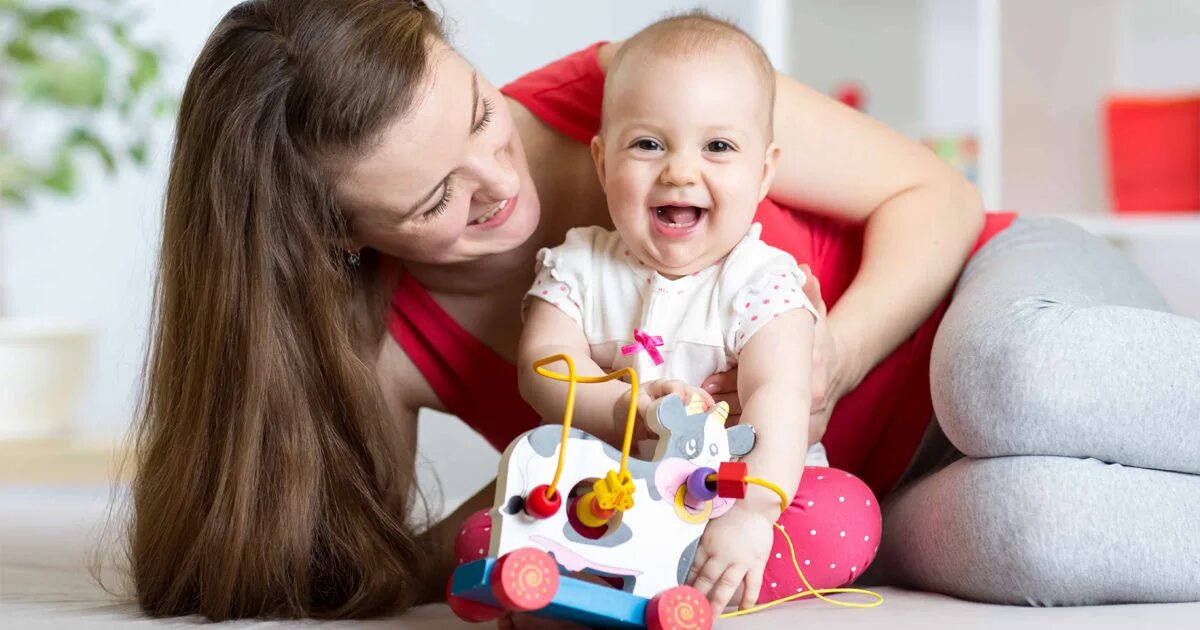 старше на полтора года