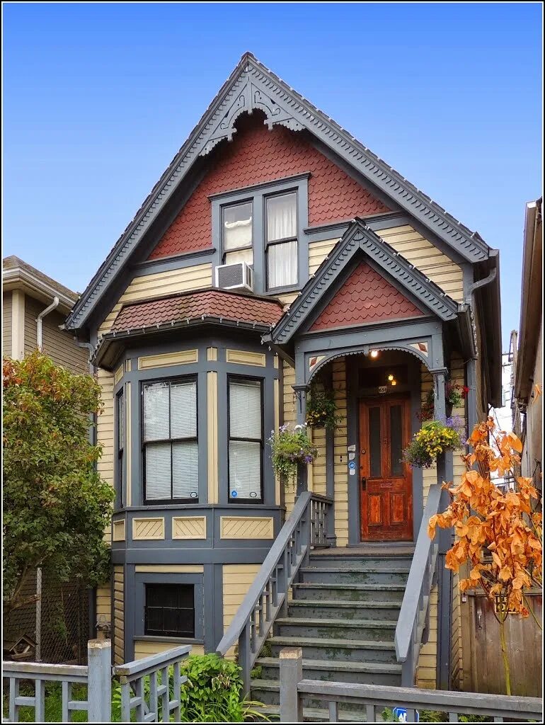 Дом в стиле викторианском США. Красивые фасады деревянных домов. Фасад небольшого дома. Домик в английском стиле. Очаровательный дом