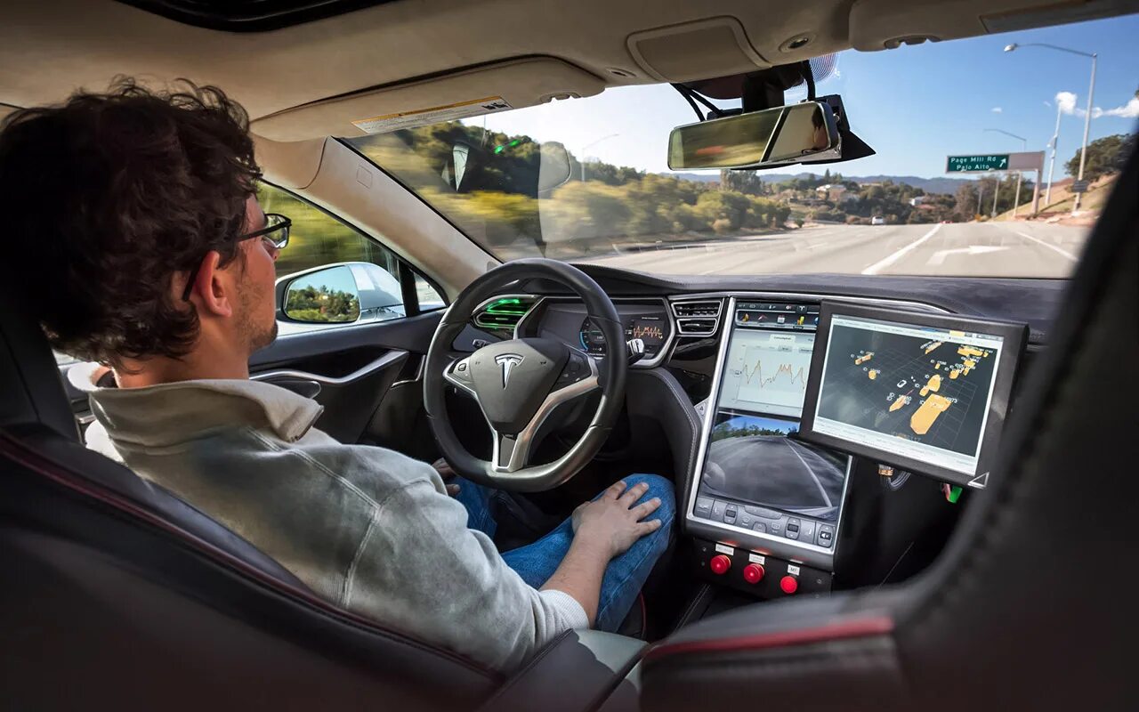 Автономен ли человек. Автопилот в автомобиле. Машина с автопилотом. Беспилотные автомобили внутри. Tesla беспилотный автомобиль.