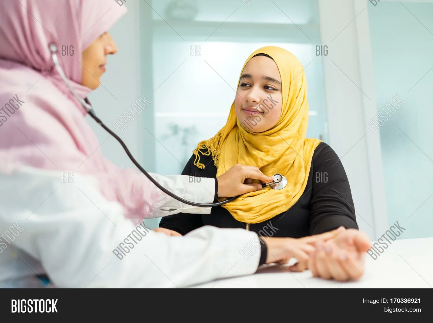 Катар медицина. Мусульманка врач. Медсестры в ОАЭ. Саудовская Аравия доктор. ОАЭ доктор.