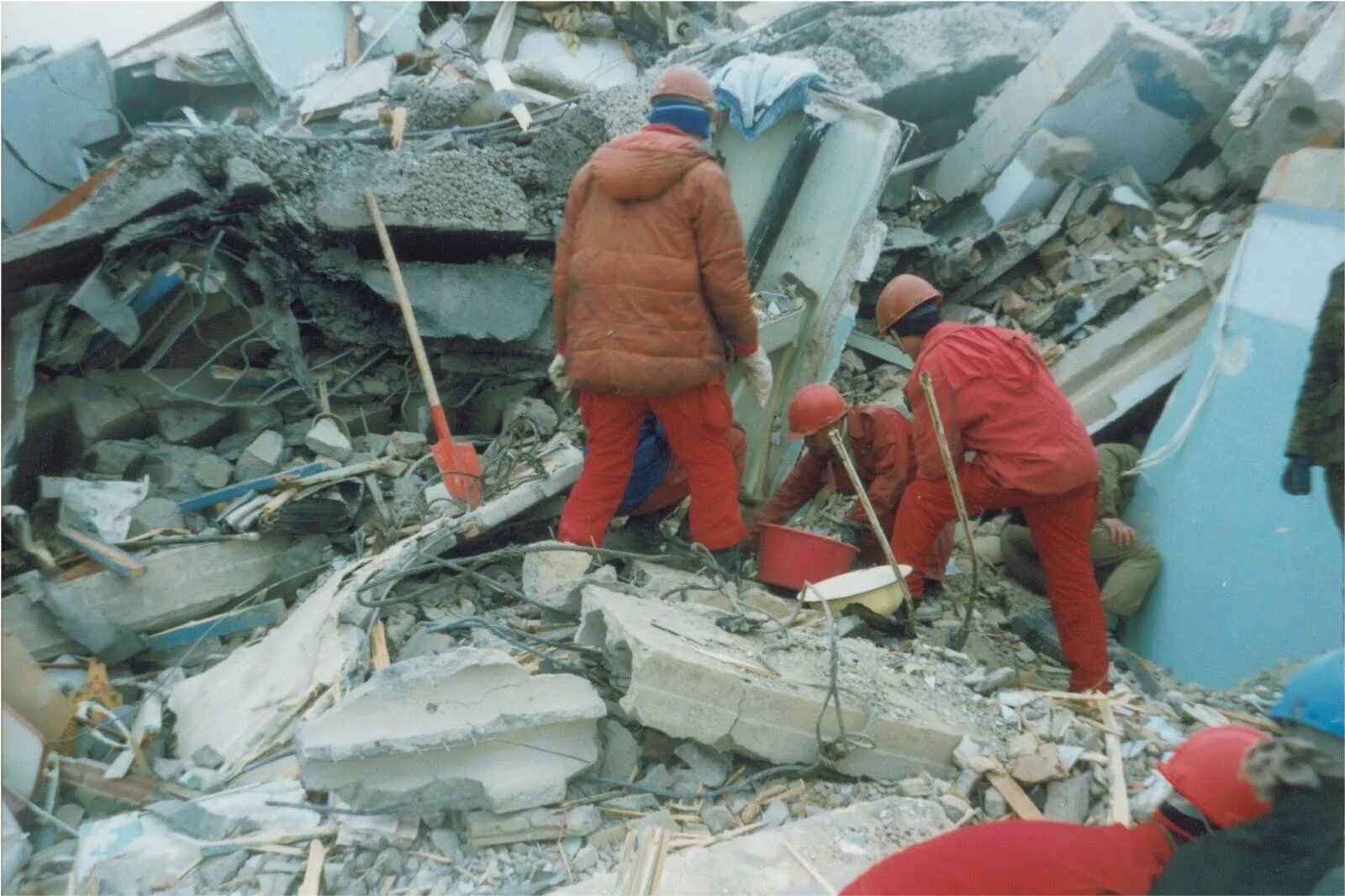 Сахалинское землетрясение. Землетрясение на Сахалине 1995 Нефтегорск. Землетрясение Нефтегорск землетрясение 1995. Катастрофа в Нефтегорске 1995.