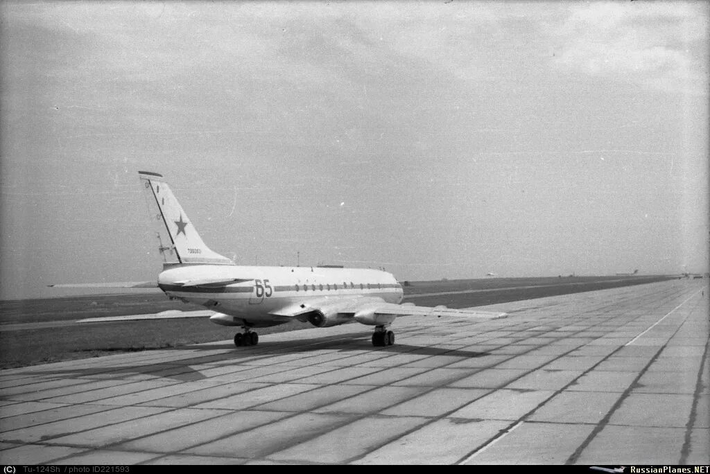 Ш 124. Ссср аэропорт ставрополь. Ту-124 самолёт дербышки. Самолеты туполева. Ту-124 пассажирский самолёт.