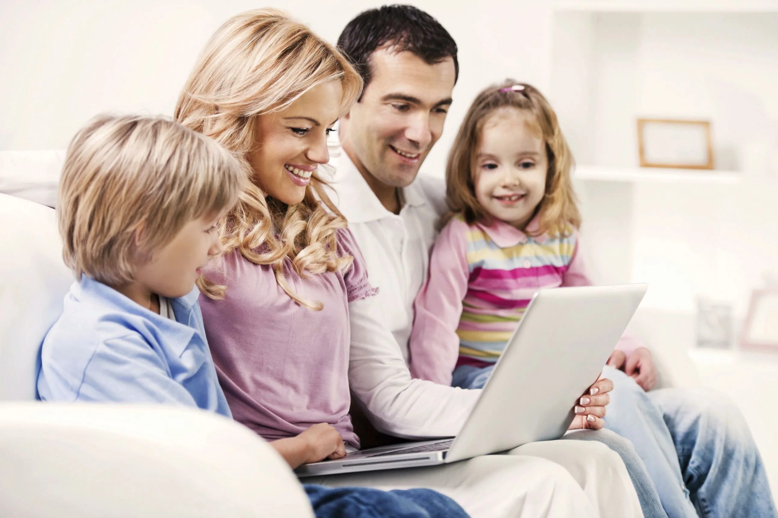 Семейный просмотр пин. Родители и дети. Семья с планшетом. Семья интернет. Счастливая семья с ноутбуком.