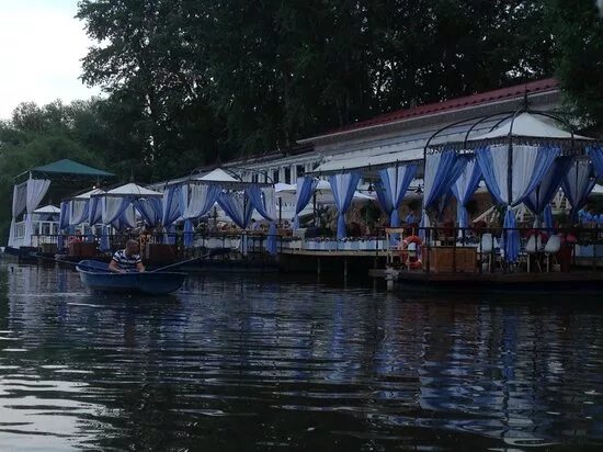 Ресторан причал ильинское шоссе. Ресторан причал москва рублевка. Ресторан причал аркадия новикова. Ресторан причал новиков. Ресторан причал плавучий шатер.