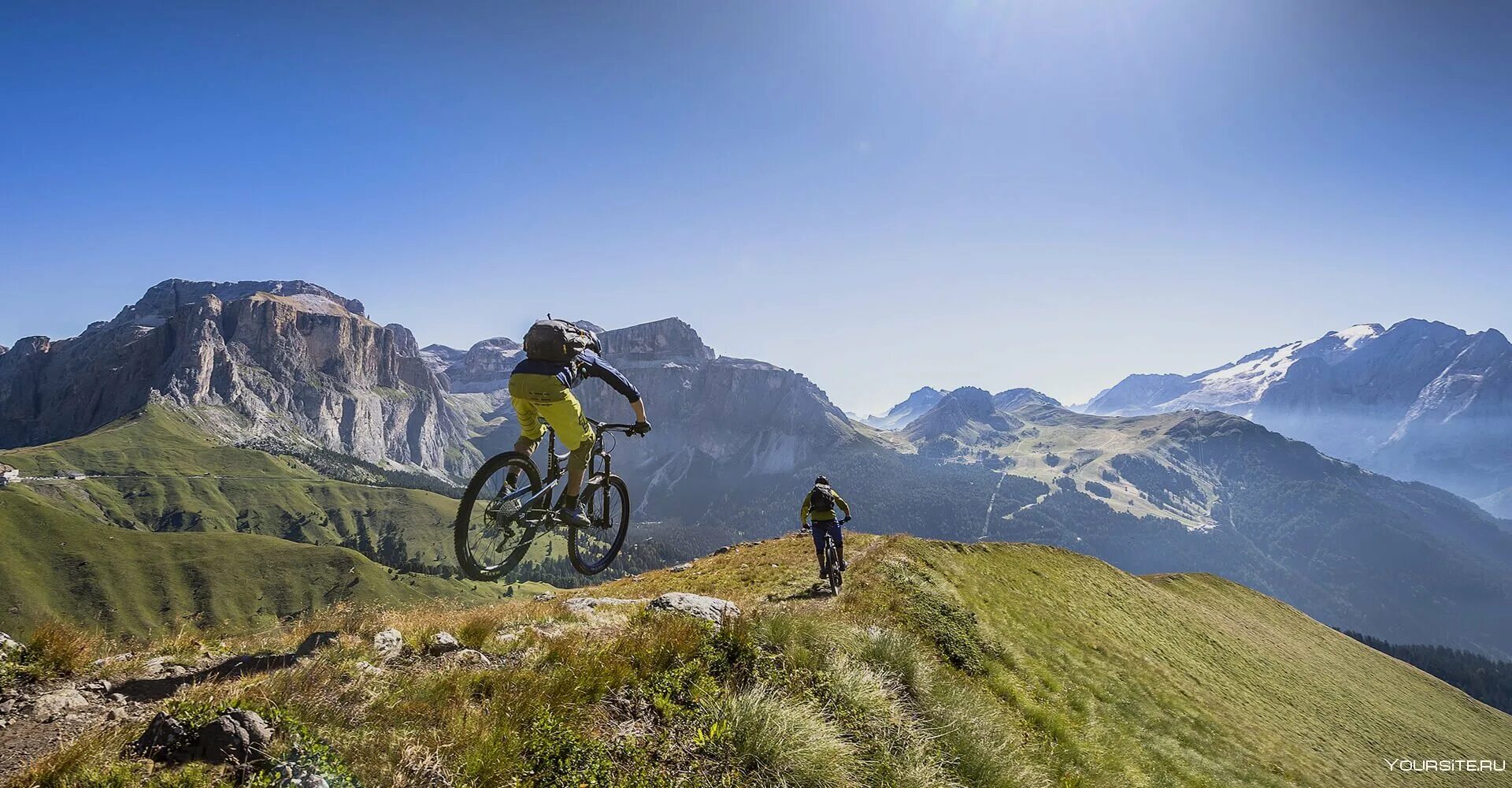 Велосипед едет в гору. Австрийские горы МТБ. Велотур «в поисках дольменов». Велосипед в горах. Велосипедист в горах.