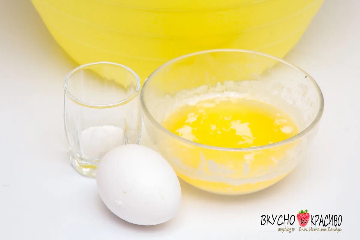 твердый желток. желток от кашля. яичное масло от ожогов. яичный желток в ладони. желток от ожогов.