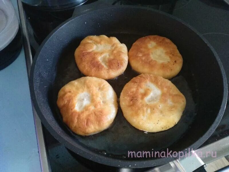 Сколько жарить беляши с мясом. Беляши на сковороде. Беляши с фаршем на сковороде. Беляши с дырочкой на сковородке. Беляши жареные на сковороде.