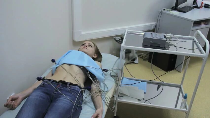 Девушкам делают экг. Девушкам делают экг. Экг женщинам. Электрокардиография у женщин. Кардиограмма женщины.