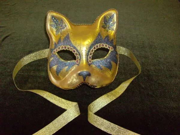 Красивые маски для квадробики. Маска кошки папье маше. Карнавальная маска кота. Карнавальная маска "кошка". Кошачья маска из папье маше.