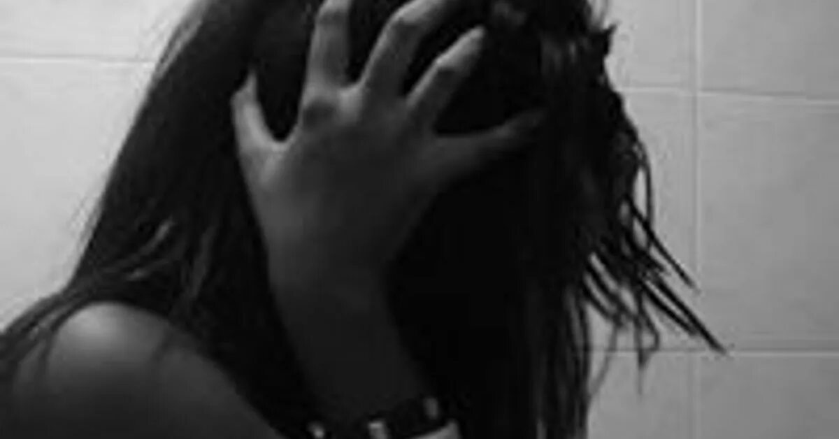 Плачущая женщина. Красивая девушка плачет. Плачущая женщина. Плачущая девушка в истерики. Девушка в слезах.