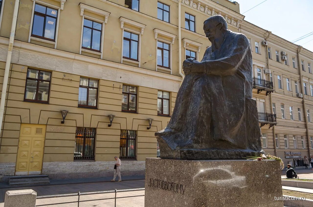 Санкт писатель. Памятник ф м Достоевскому в Санкт-Петербурге. Памятник ф.м. Достоевскому в Санкт-Петербурге (1997). Достоевский памятник в Петербурге. Музей Достоевского памятник СПБ.