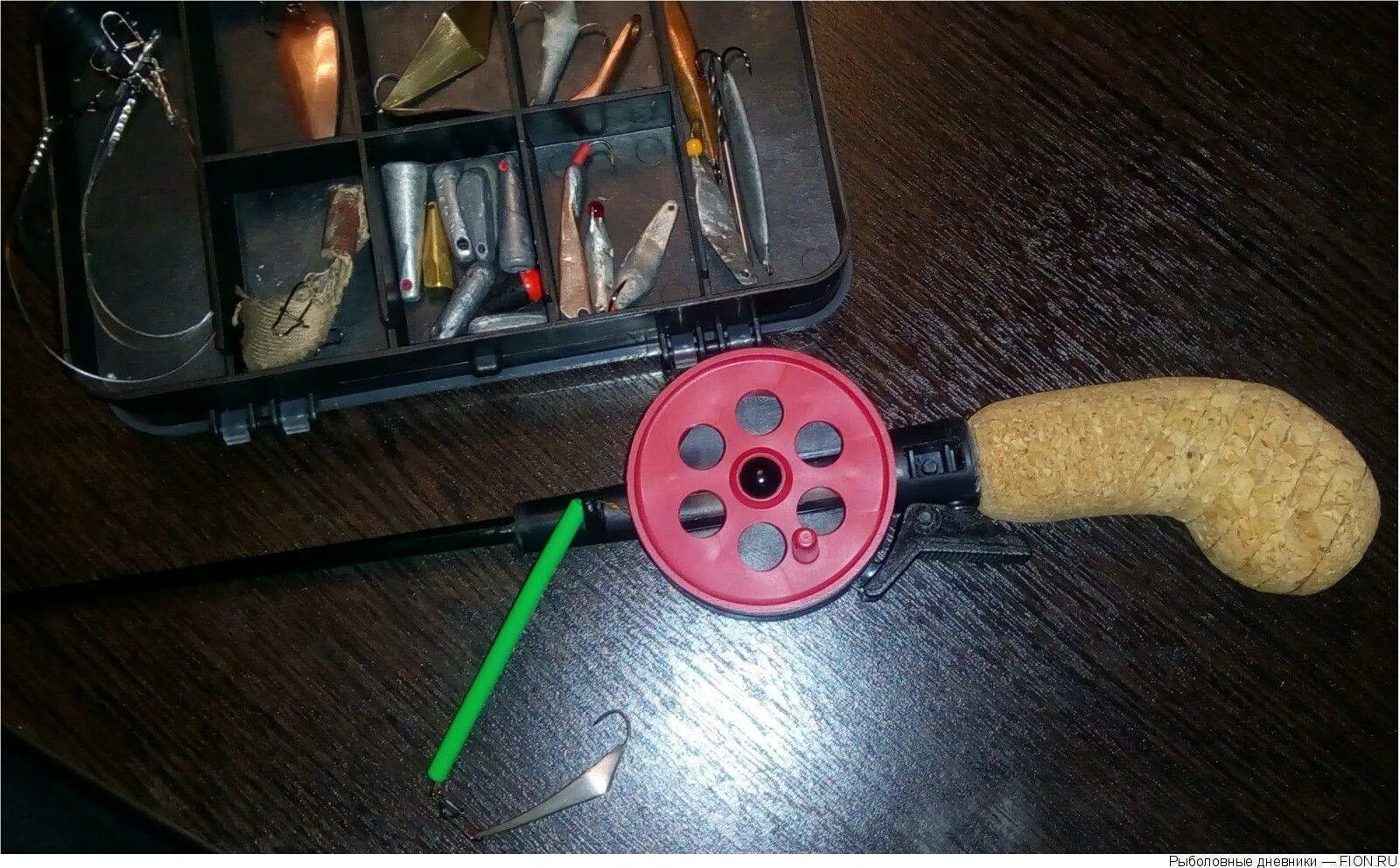 Рыбацкие самоделки для зимней рыбалки. Самодельные для зимней рыбалки своими руками. Самодельные рыболовные снасти. Зимние удочки для рыбалки самоделки. Самоделки для рыбалки.