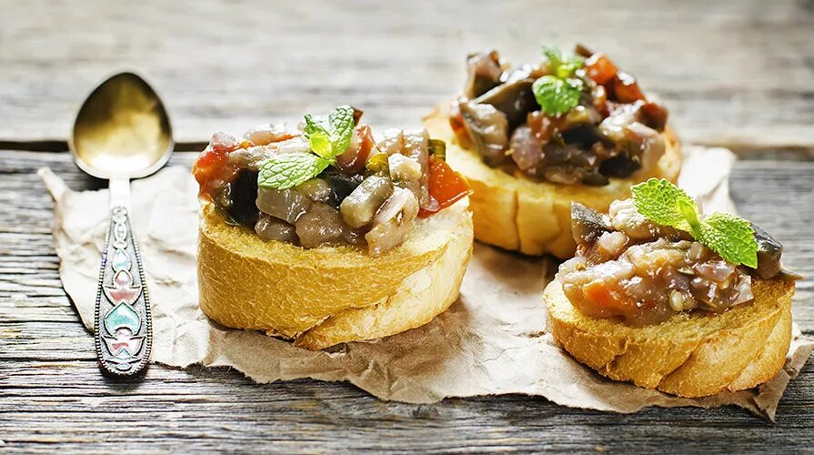 Брускетта с кешью. Брускетта тоскана. Брускетта с вялеными томатами. Брускетта с кешью. Брускетта овощная сальса.