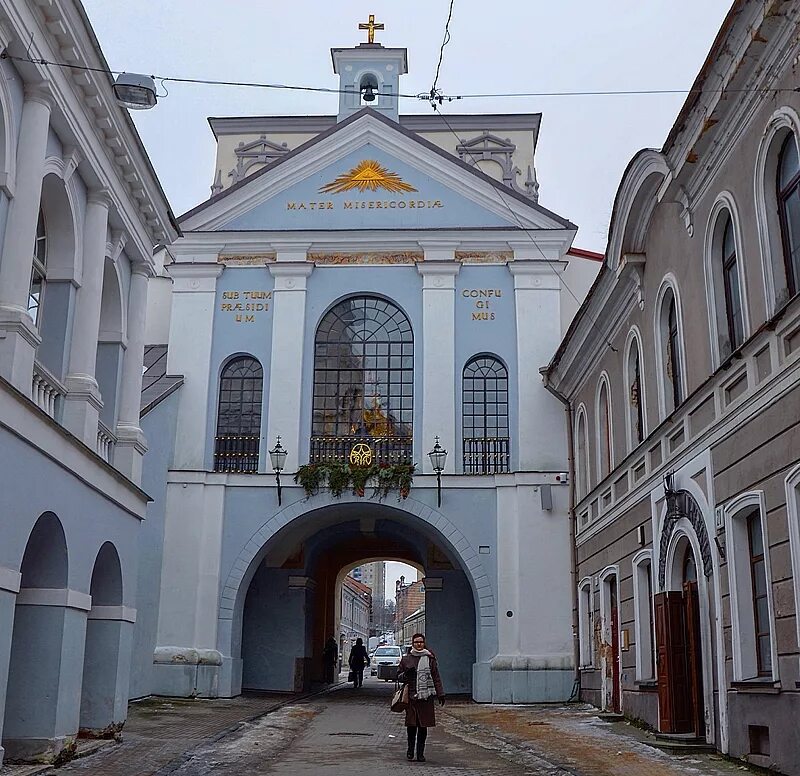 Литва ворота аушрос. Ворота зари в вильнюсе. Острая брама вильнюс икона. Ворота аушрос в вильнюсе. Святые ворота вильнюс.