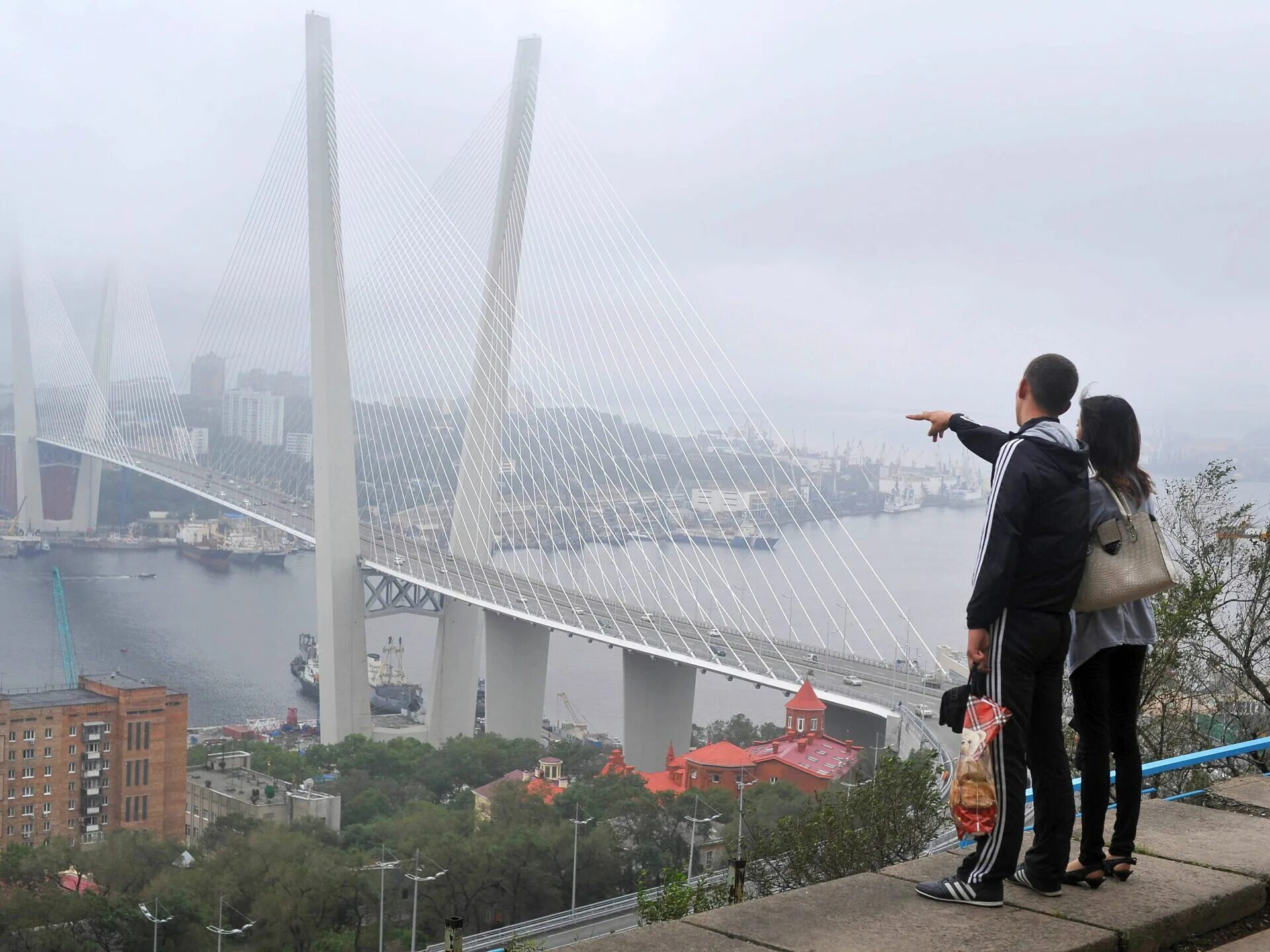 Золотой мост владивосток фото. Владивосток видно китай. Владивосток видно китай. Мост владивосток китай. Владивосток вид на японию.