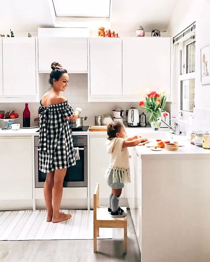 Дочь продает квартиру матери. Фотосессия на кухне. Фотосессия на кухне с дочкой. Мама с ребенком на кухне. Фотосессия мама и дочка на кухне.