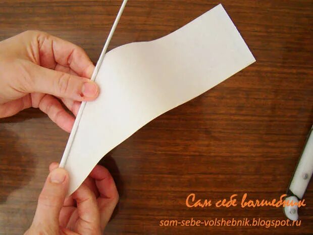 Как сделать трубочку из бумаги. Скручивание бумаги в трубочку. Скрученная трубочка из бумаги. Как сделать трубочки из бумаги. Скрутить трубочку из бумаги для цветов.