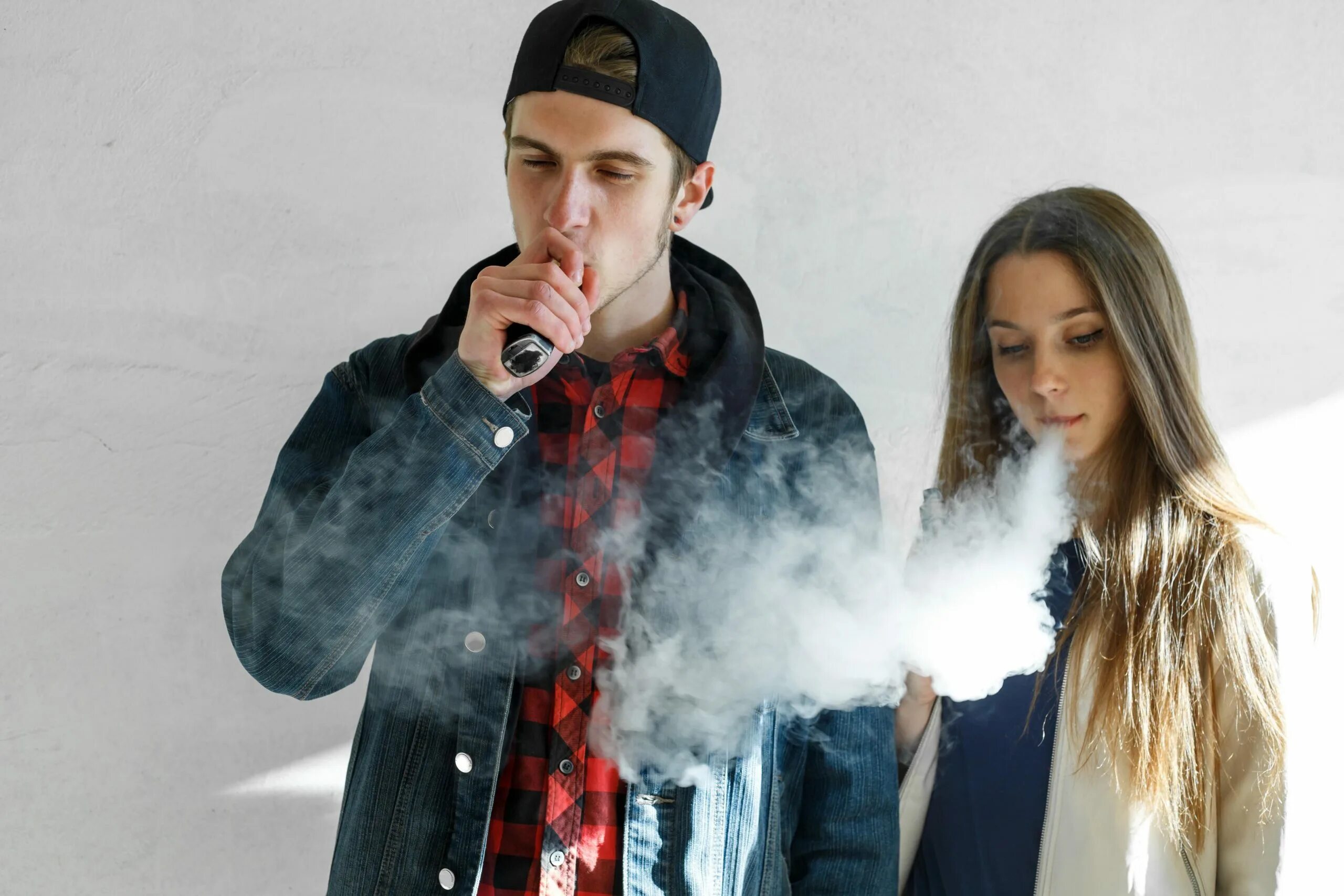Дети курящие вейп. Вейп молодежь. Молодежь курит вейп. Молодежь курит электронная. Парение молодежи.