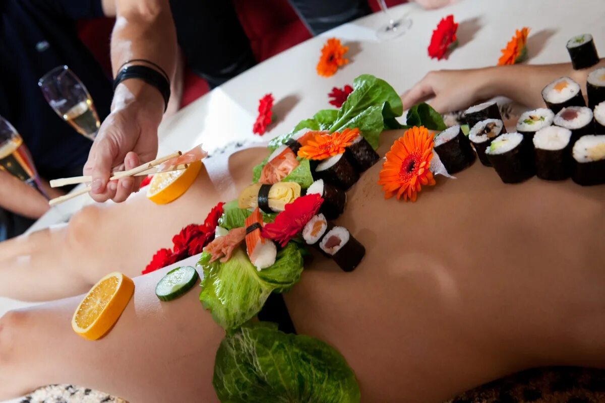 Еда на девушке как называется. Nyotaimori (япония).. суши с тела. еда с тела. суши с тела мужчины.