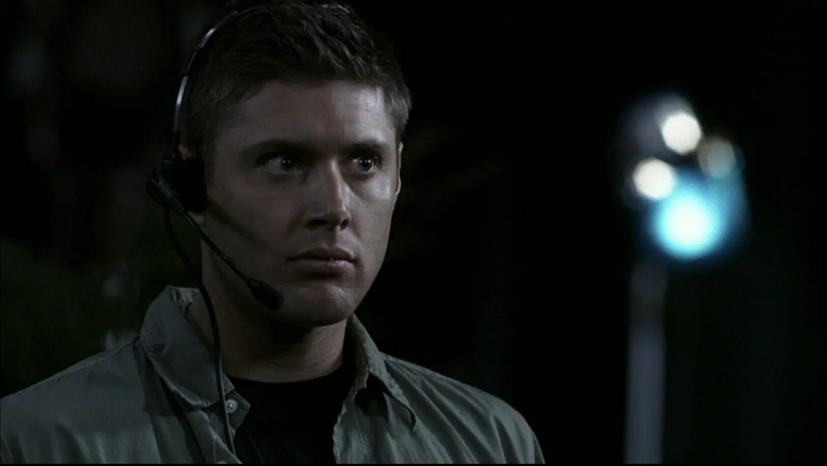 дженсен эклз плачет.