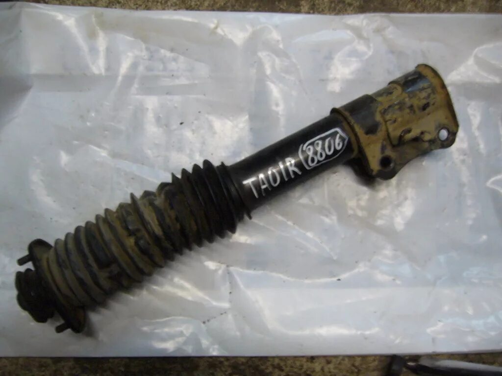 Передний амортизатор сузуки витара. Сузуки гранд витара каяба амортизатор. Suzuki grand vitara стойка в сборе новая. Передние стойки амортизаторов сузуки гранд витара 2007. Амортизатор передний кия спортейдж 2.