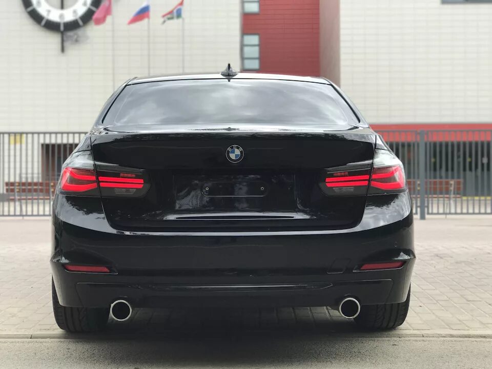 Bmw 3 задний. Задние фонари БМВ ф10. BMW f30 задние фары. BMW f30 и f10.