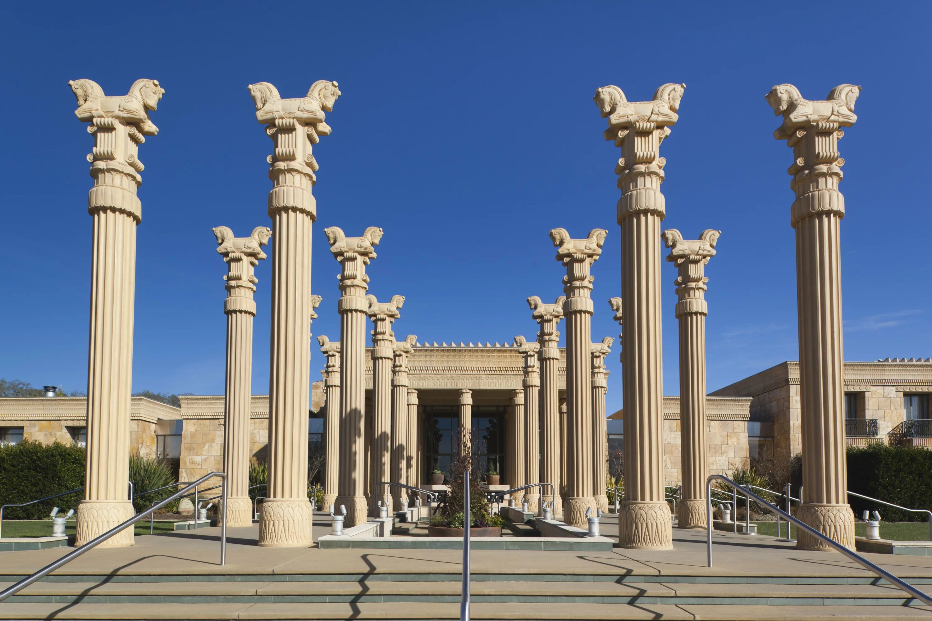 Сайт колонны. Сайт колонны. Храм артемиды эфесской британский музей. Колоннада аполлона фасад. Сайт колонны.