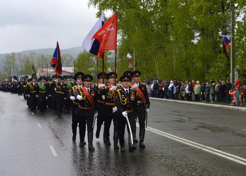 Горно алтайск военные. Парад Победы Горно-Алтайск. Парад 9 мая в Горно Алтайске. 9 Мая Горно Алтайск. 9 Мая Горно Алтайск парад.