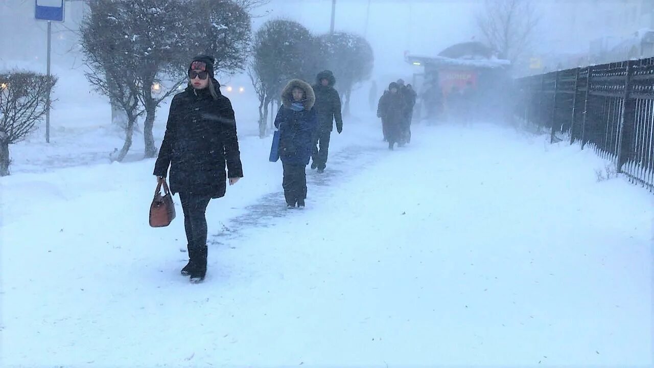 Жаңаөзен ауа райы. В Астане метель. Бури в Казахстане зимой. Казахстан зима люди. Астана Мороз.