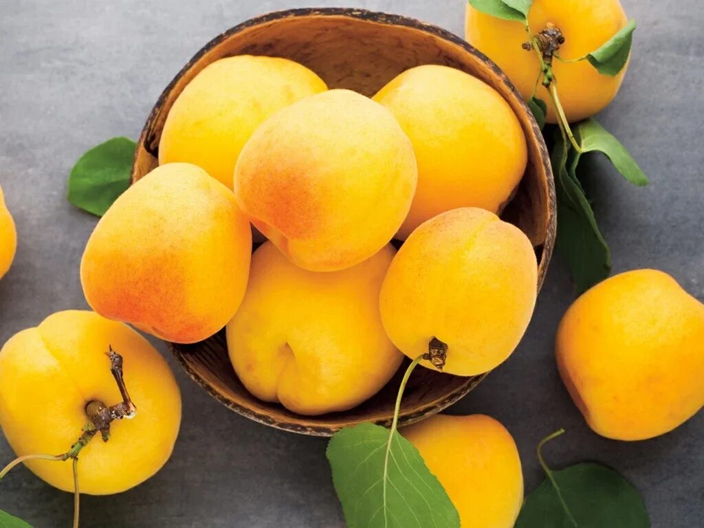 Кончервированные персика. Желтый абрикос. Желтый фрукт. Абрикос погремок. Желтый абрикос.