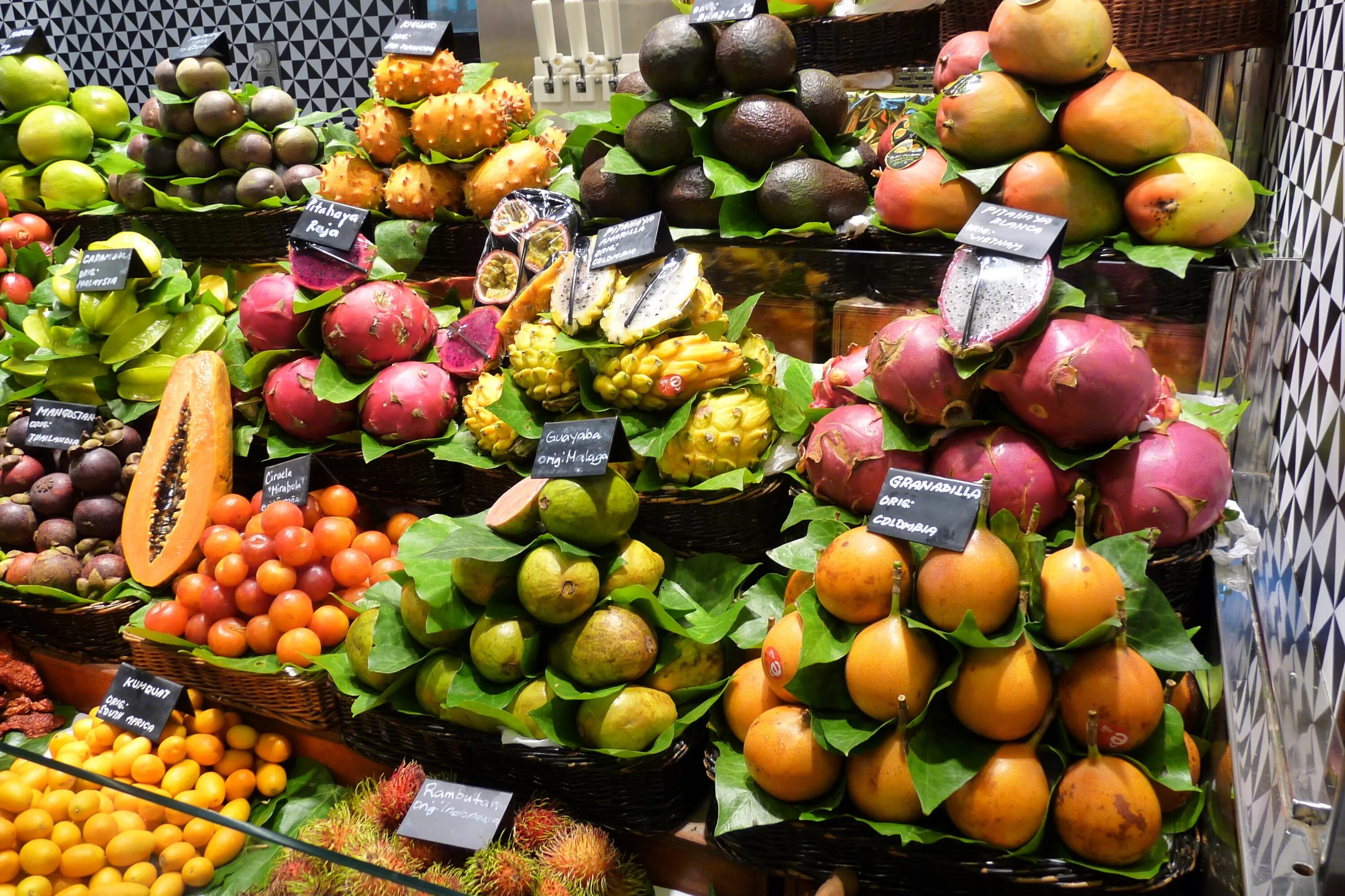 Плодовое адрес. Фуд Сити фрукты из Тайланда. Тайланд рынок фрукты. Прилавок с фруктами. Фруктовый рынок.