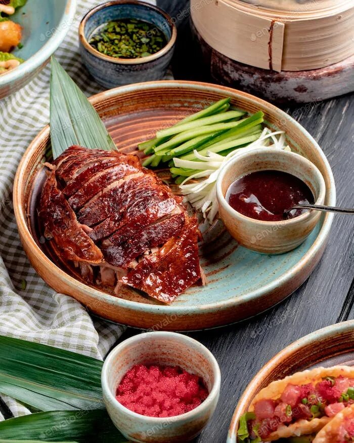 Китайская кухня утка по пекински. Пекинская утка по-пекински. Пекинская утка блюдо. Пекинская утка по-пекински. Утка по пекински в китае.