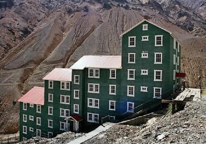 Mining town. Шахтерский город Сьюэлл Чили. Сьюэлл город призрак. Шахтерский город Сьюэлл (2006). Шахтерский город Сьюэлл ЮНЕСКО.