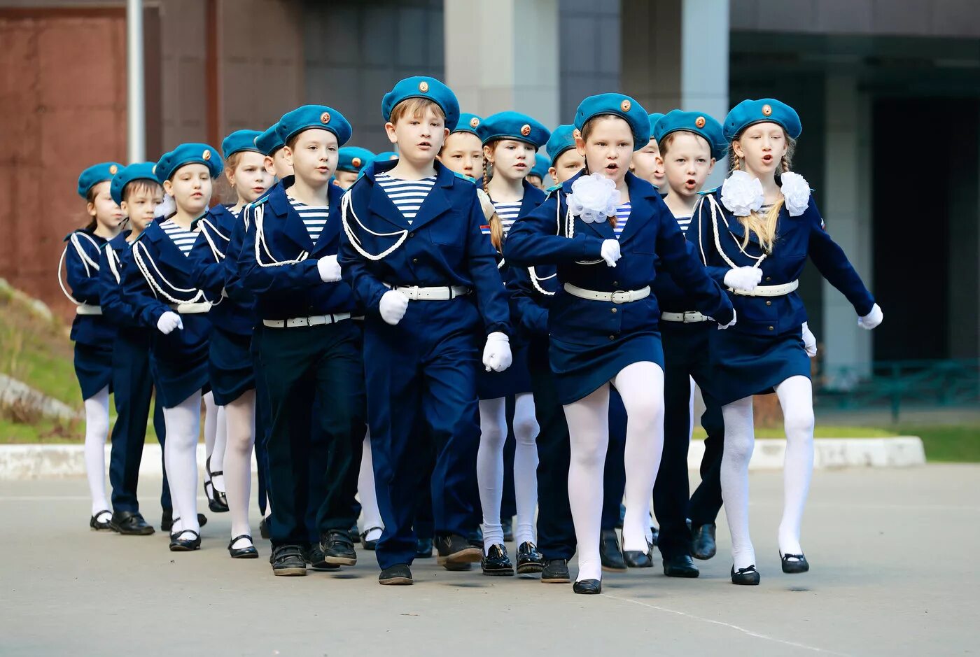 Военная форма для школьников. Парадный морской костюм для девочки. Костюм моряков для школьников. Парадная кадетская форма для девочек. Строевые песни для школы