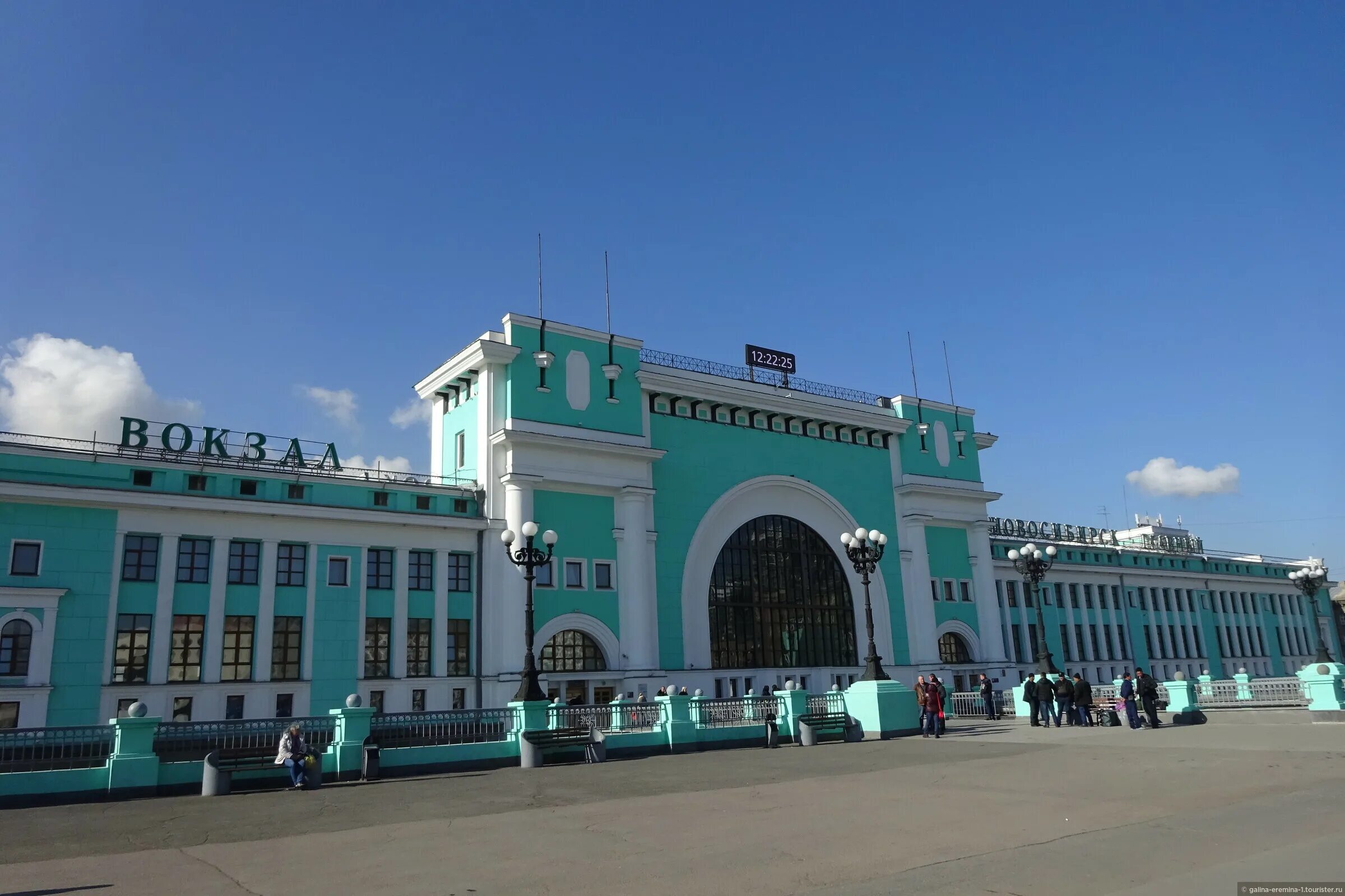 Новосибирск горно алтайск поезд. Горно-Алтайск ЖД вокзал. Вокзал Горно Алтайск ЖЛ. ЖД вокзалы в Горно Алтайске. ЖД вокзал города Горно-Алтайск.