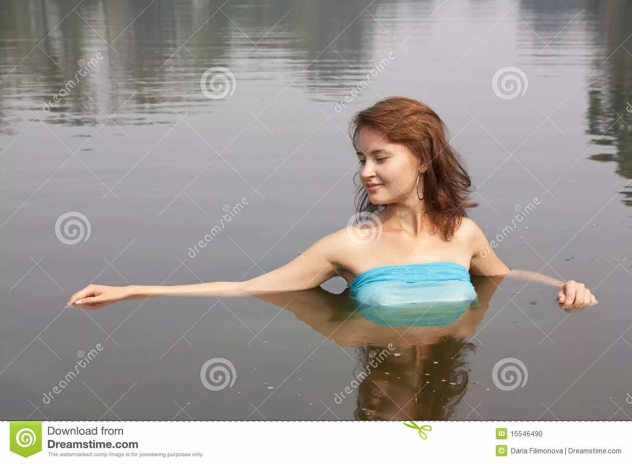 Девушка нежится в ванной. В нижнем белье в ванной. Девушка купается в лифчике. Девушки на пруду в купальниках. Селена вернер.