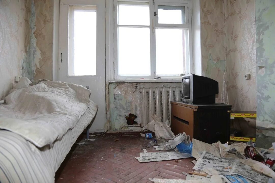 Стремная квартира. Плохая квартира. убитая комната. квартира в плохом состоянии. ужасная квартира.