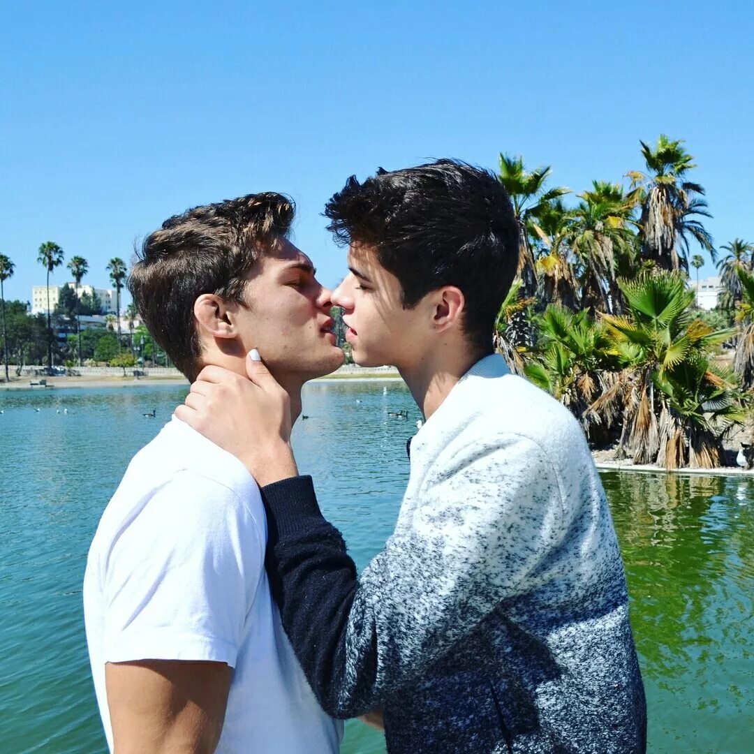 С мужем и парнем видео. Jackson Krecioch и Dylan. ««Two boys kissing» Дэвид Левитан. Jackson Krecioch Dylan Geick. Парни целуются.